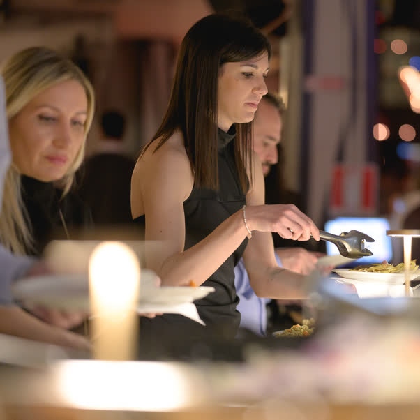 Una cena al tavolo, la sala illuminata dietro