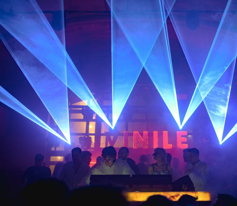 L insegna VINILE sotto i laser blu