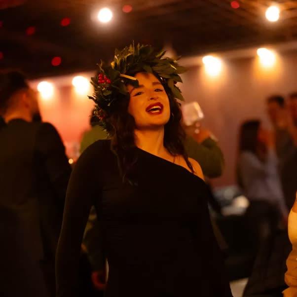 Una laurea festeggiata in sala, la corona d alloro fra le luci