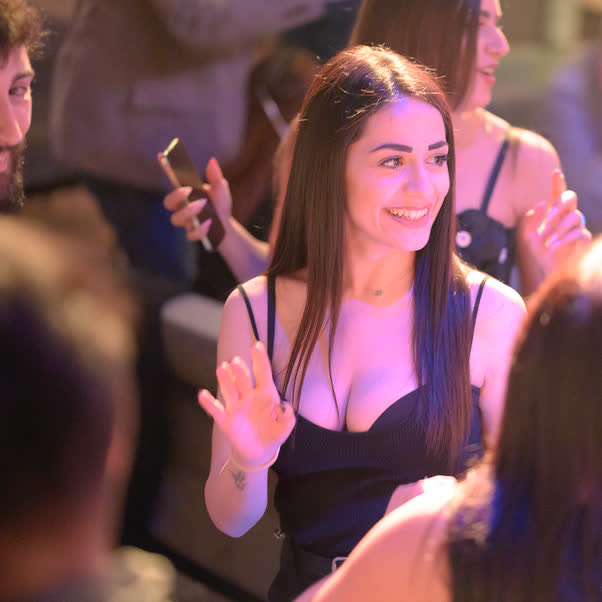 Un tavolo di amiche che ride durante la serata