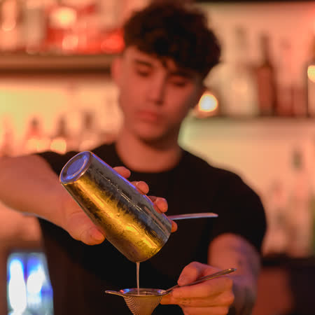 Un martini versato al bancone