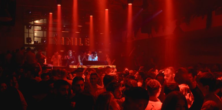 La sala vista dal fondo, l insegna accesa sopra la consolle