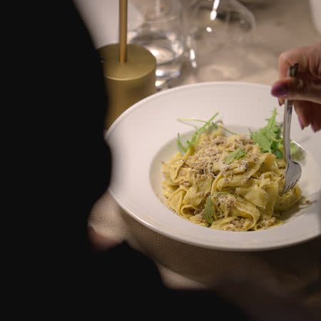 Tagliatelle servite al tavolo