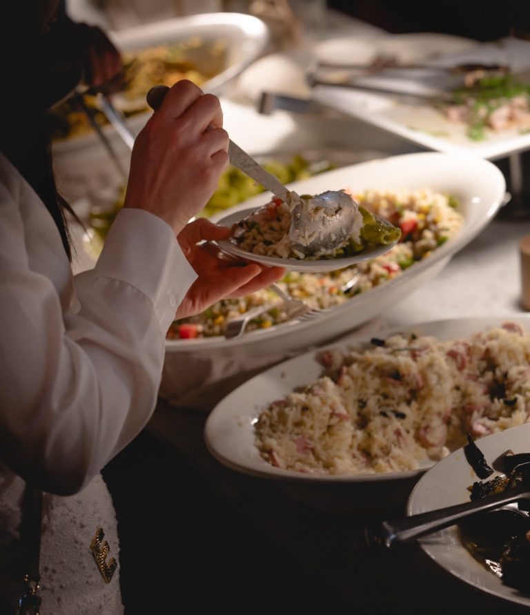 La tavola imbandita, i piatti serviti al centro